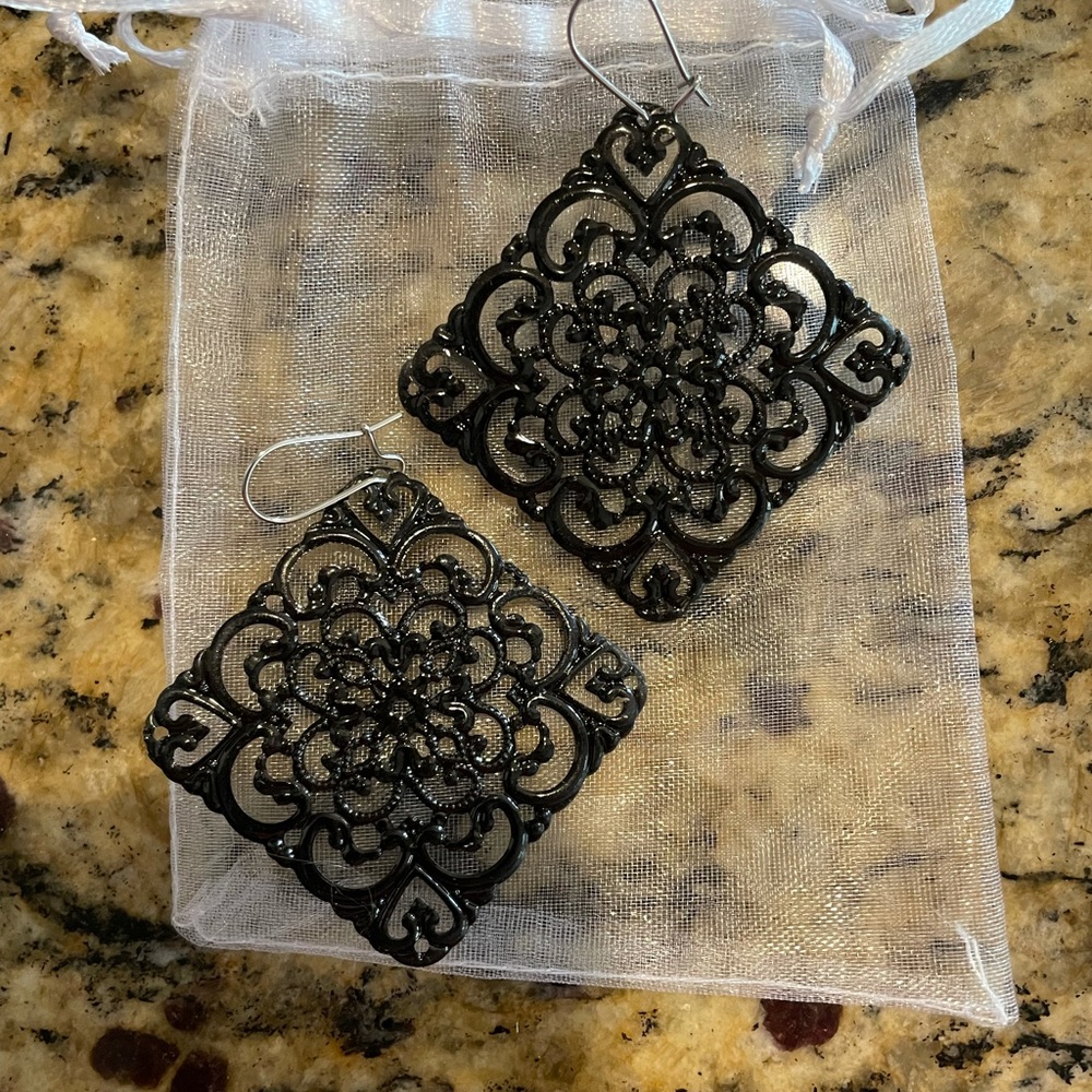 Plunder Light Weight Earrings